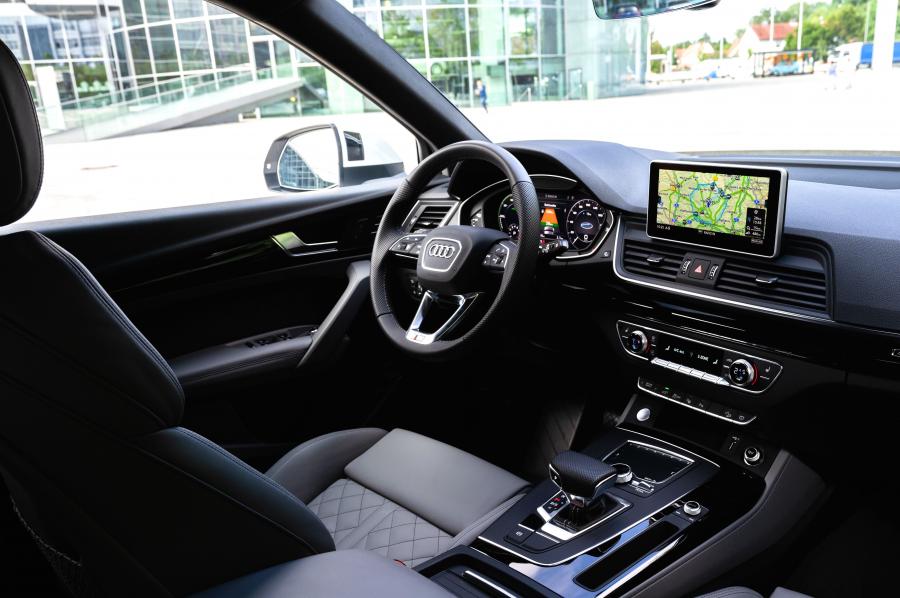 Интерьер Audi Q5 55 TFSI e Quattro S-Line 2019 года  (WW) (фото 15 из 43)